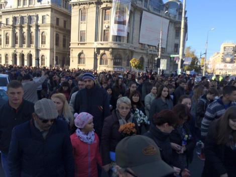 Mii de oameni participă la un "marș al tăcerii", în memoria victimelor tragediei din Club Colectiv