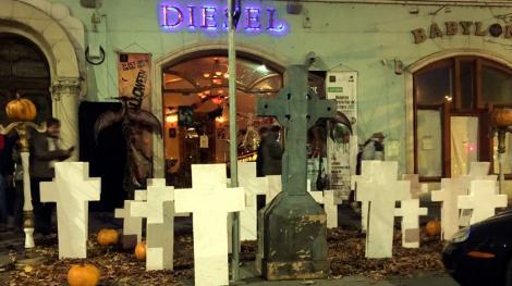 29 de MORŢI. 184 de RĂNIŢI. N-au fost suficienţi! Un club din Cluj a ignorat tragedia din Bucureşti, prezentând un decor MACABRU