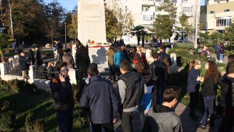 FOTO: Şi Galaţiul e COLECTIV! Peste 200 de copii au aprins lumânări şi s-au rugat pentru victimele tragediei de la Bucureşti