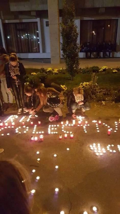 FOTO: Drama din clubul Colectiv unește România! Zeci de tineri din Alexandria au aprins lumânări pentru victime