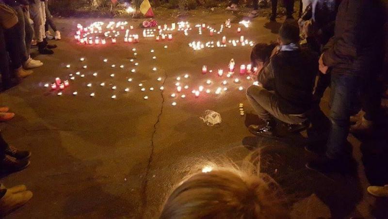 FOTO: Drama din clubul Colectiv unește România! Zeci de tineri din Alexandria au aprins lumânări pentru victime