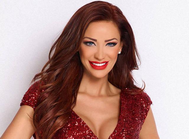 FOTO: Bianca Drăguşanu, surprinsă &icirc;n ipostază incendiară! A renunţat la haine şi a pozat sexy&hellip;&icirc;n prosop