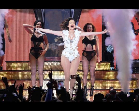 FOTO: N-a avut niciun pic de ruşine! Jennifer Lopez, apariţie de infarct! Şi-a arătat posteriorul apetisant pe scenă, iar fanii au fost &icirc;n delir