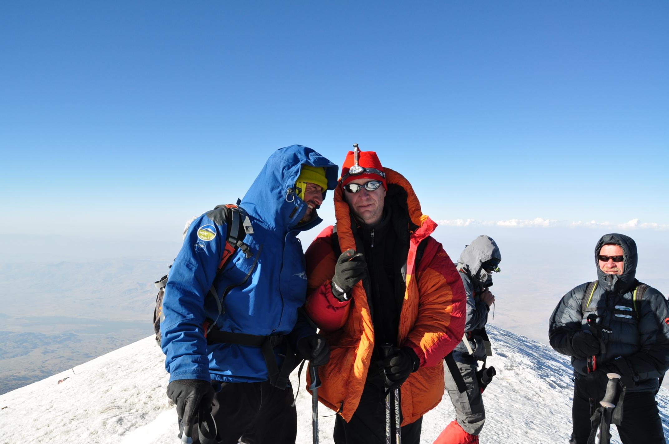 Alpinişti români duc acvila carpatină pe cel mai înalt vulcan din lume!