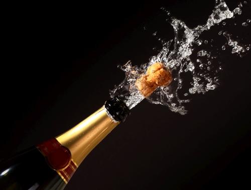 Ce se &icirc;nt&acirc;mplă &icirc;n corpul tău dacă bei trei pahare de șampanie! Efectele i-au bulversat pe medici!