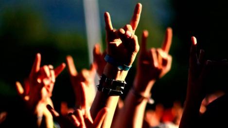 Muzica rock, inamicul numărul unu al profesorilor de religie. Ce predau dascălii la ore, în școlile din România