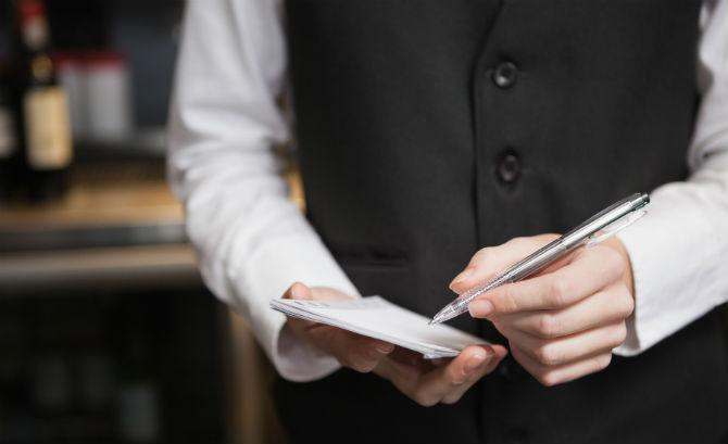 O chelneriță a avut parte de un șoc atunci c&acirc;nd a văzut ce a primit, &icirc;n loc de bacșiș! Este de neimaginat!