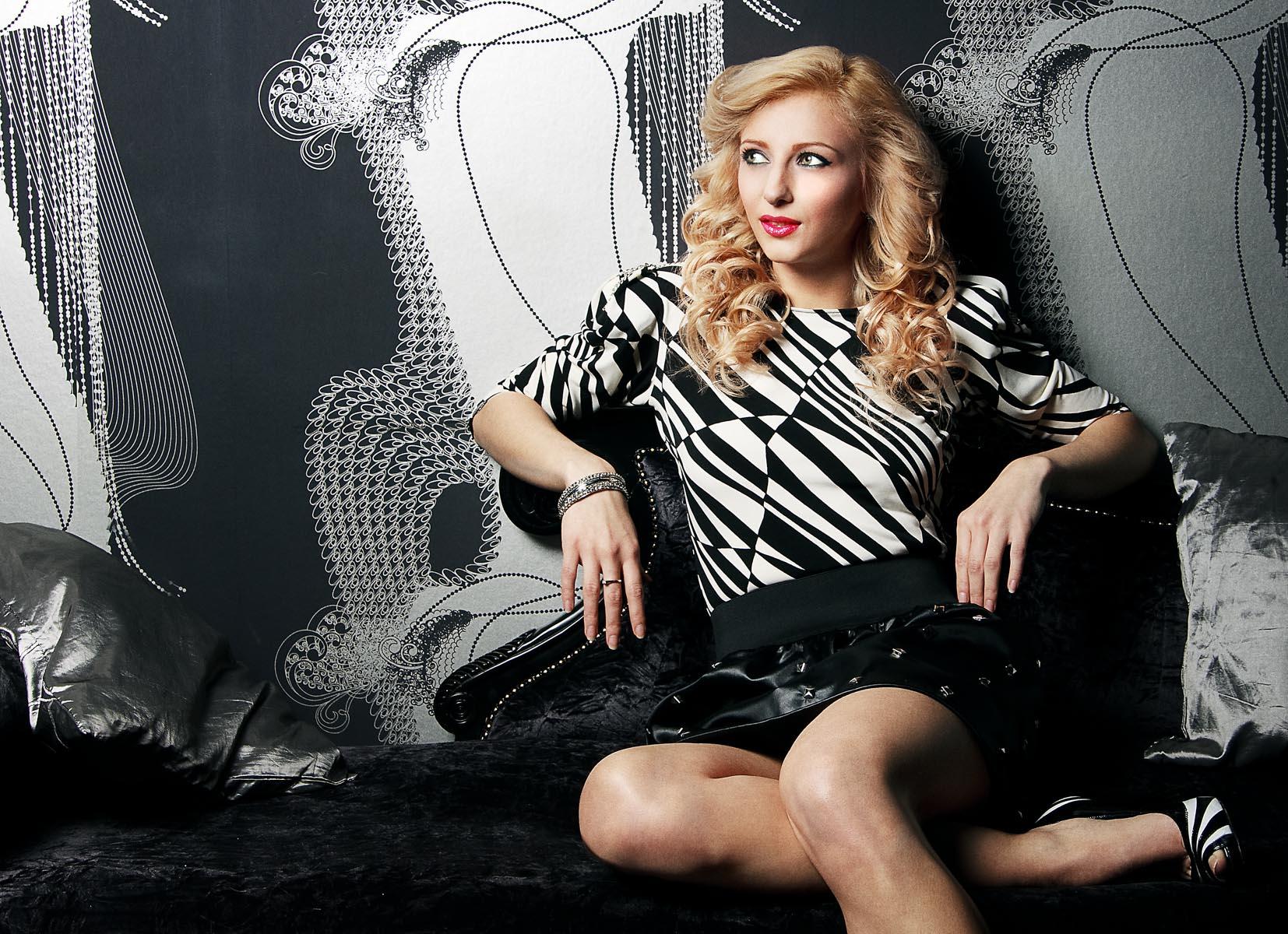 Lora a făcut anunţul: "Ei bine, e oficial:   Sunt &icirc;n aşteptarea unei minunate fiinţe!"