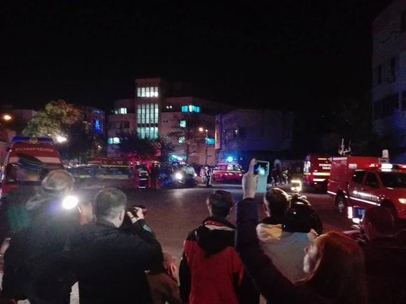 Veşti de ultimă oră privind starea răniţilor &icirc;n incendiul din clubul Colectiv: O persoană ar putea fi transferată la un spital din străinătate