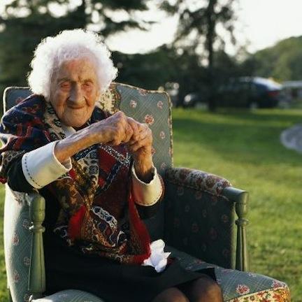 A fumat timp de 100 de ani și a devenit cea mai longevivă persoană din lume! Medicii au uitat tot ce știau p&acirc;nă acum despre elixirul tinereții!