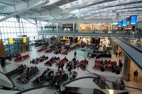 Un aeroport din Londra a fost evacuat după ce poliția a arestat un bărbat care avea o "armă în geantă"