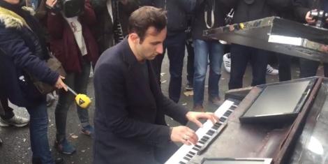 Scenă emoţionantă! Muzica s-a reîntors în sala Bataclan, Paris! Un bărbat a cântat "Imagine" la un pian