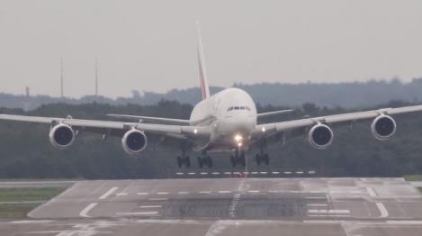 Noi ameninţări teroriste! Un avion din Olanda nu a fost lăsat să decoleze