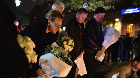 TEROARE LA PARIS: Formația U2 s-a recules în fața sălii de concerte Bataclan