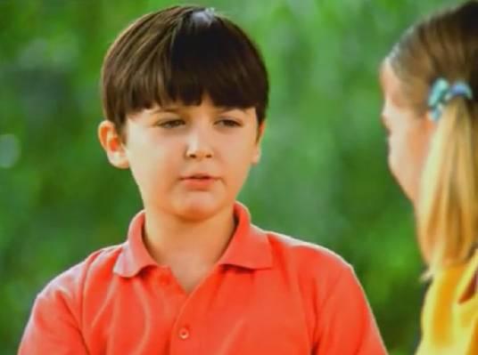 &Icirc;ţi mai aduci aminte de puștiul din reclama la br&acirc;nză topită? Iată cum arată &icirc;n prezent, după 15 ani de la succes