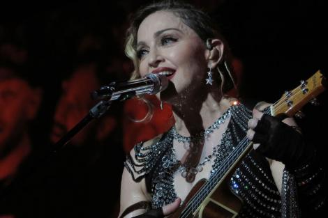 Madonna, în lacrimi în timpul unui concert! Vedeta a rostit câteva cuvinte în memoria victimelor din Paris