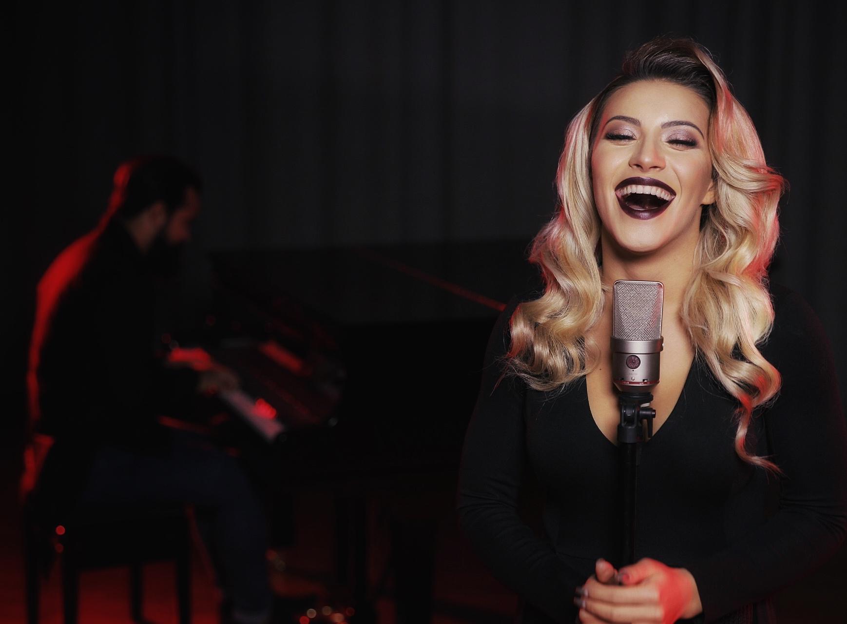 Nicoleta Nucă a pregătit o surpriză pentru cei peste 100 000 de fani de pe Facebook! Trei melodii uimitoare şi dezvăluiri despre viaţa personală