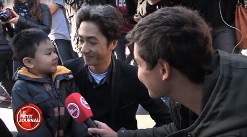 "Sunt oameni foarte răi, tată!" Dialogul dintre un copil și tatăl său, despre atentatele din Franța, a emoționat o lume &icirc;ntreagă