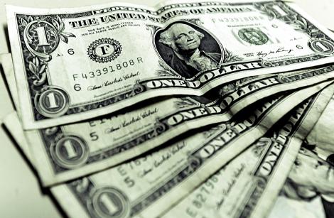 Dolarul a atins cota maximă din ultimele șapte luni