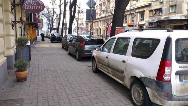 Mister deslușit. Parcarea mașinilor pe trotuar este legală &icirc;n anumite condiții!