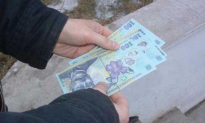 Pentru cei care vor să evite &bdquo;accidentele&rdquo;. Cum poți deosebi o bancnotă falsă de una reală