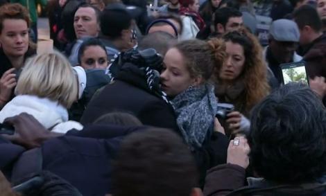 Momente incredibile petrecute în centrul Parisului. Un musulman a apărut legat la ochi!