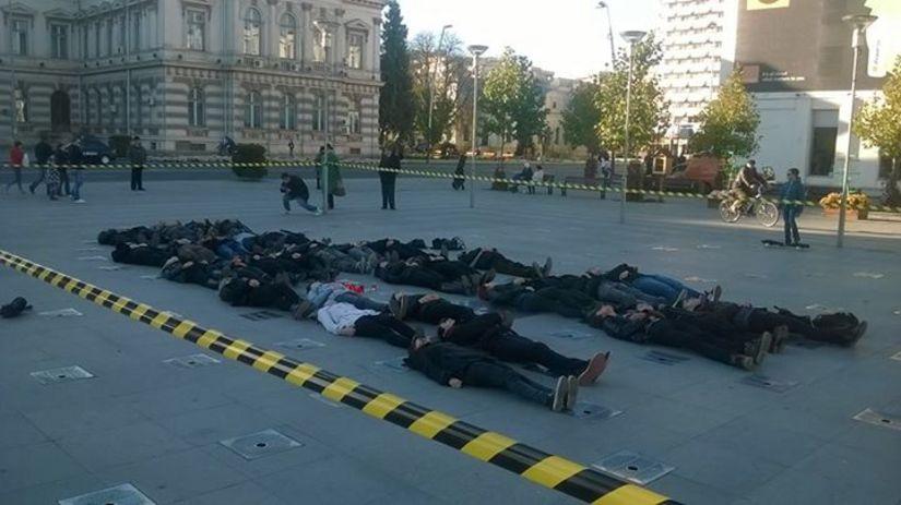 Tinerii băcăuani s-au &icirc;ntins pe jos, &icirc;n semn de omagiu pentru cei care au murit &icirc;n incendiul din club Colectiv