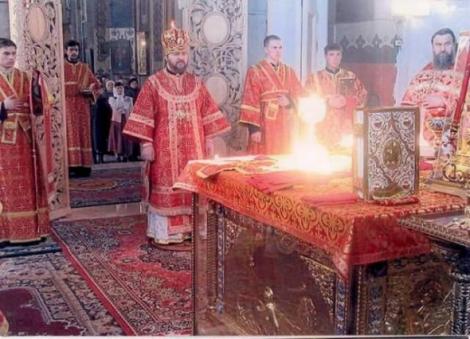 Imagine divină! Lumina Dumnezeiască s-a arătat în Sfântul Potir al unor preoți români!