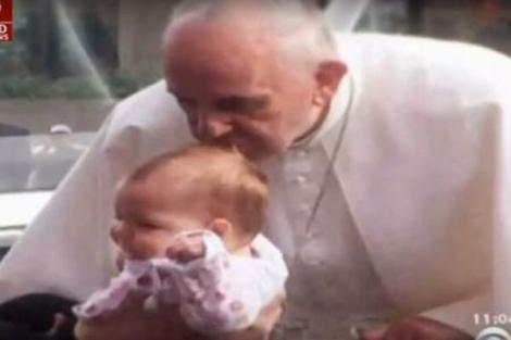 O fetiță sărutată pe creștet de Papa Francisc s-a vindecat de o tumoare pe creier