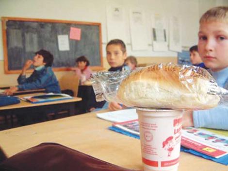 Mare atenţie! Peste 30 de elevi sunt suspectați de toxiinfecție alimentară după ce au consumat laptele și cornul de la şcoală