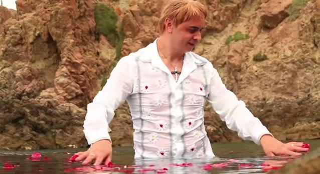 Ai chef să r&acirc;zi? Cristi din Banat revine cu continuarea piesei de mare succes, "Ca o apă cristalină"!