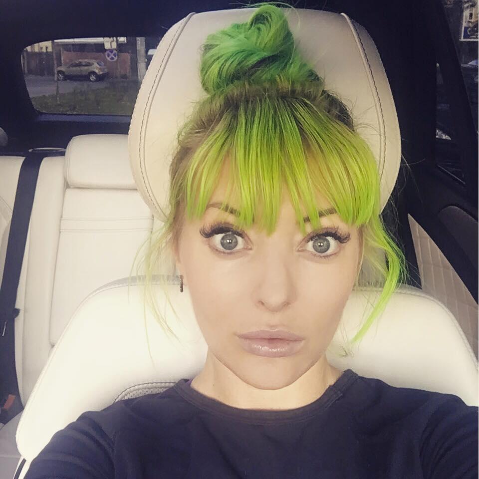 Delia şi-a schimbat din nou look-ul! Jurata X Factor arată ca o păpuşă