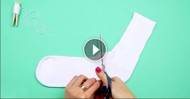 Video! Poate fi cadoul ideal pe timp de iarnă! Ea taie un CIORAP &icirc;n două, iar rezultatul final e uimitor