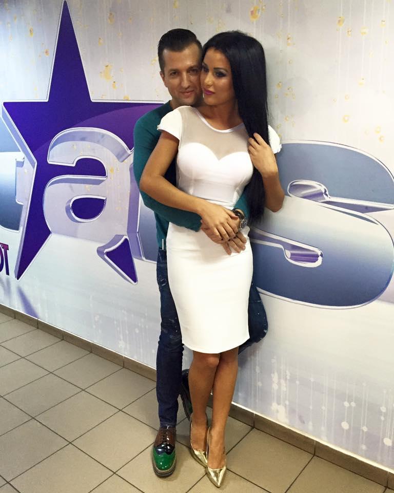 Daniela Crudu şi Valentin s-au "căsătorit" &icirc;n direct! Burlăciţa a strălucit &icirc;ntr-o rochie de mireasă extrem de sexy