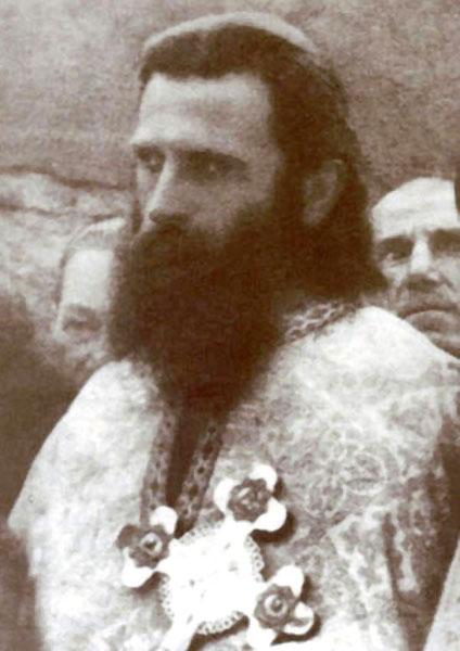 Sute de credincioși &icirc;l comemorează pe părintele Arsenie Boca! Ce se &icirc;nt&acirc;mplă la statuia "Sf&acirc;ntului Ardealului", &icirc;ntr-un sat din V&acirc;lcea