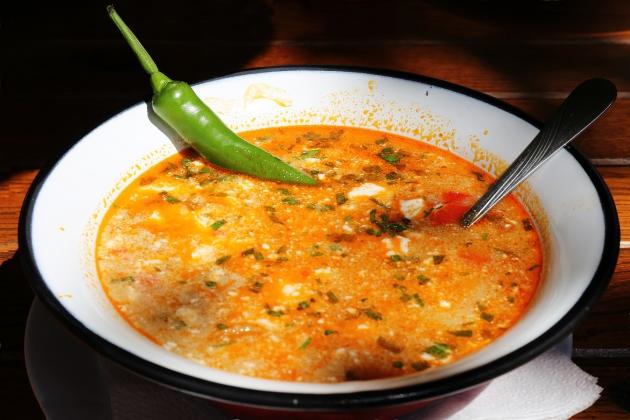 Ai m&acirc;ncat-o aproape zilnic, dar nu ai știut cel mai IMPORTANT lucru! &Icirc;ȚI FACE RĂU! ADEVĂRUL despre CIORBA rom&acirc;nilor!