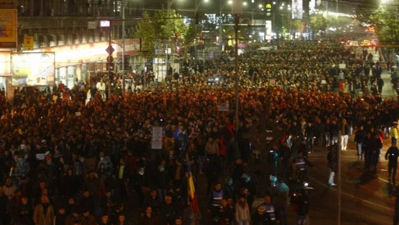 Românii au ieşit în stradă! Mii de persoane, la un miting în care cer demisia vinovaţilor în cazul incendiului din Colectiv