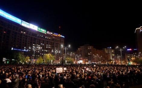 Galerie FOTO: Mitingul din Bucureşti a luat amploare! Peste 15.000 de oameni şi-au strigat nemulţumirile pe străzile din centrul oraşului