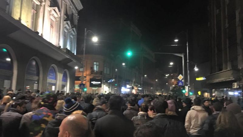 Protestatarii au ajuns la Primăria Sectorului 4 și cer demisia lui Piedone! (VIDEO)