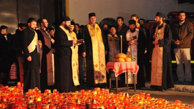 Nouă preoţi au oficiat o slujbă de pomenire în faţa clubului Colectiv, în timp ce românii protestează pe străzi