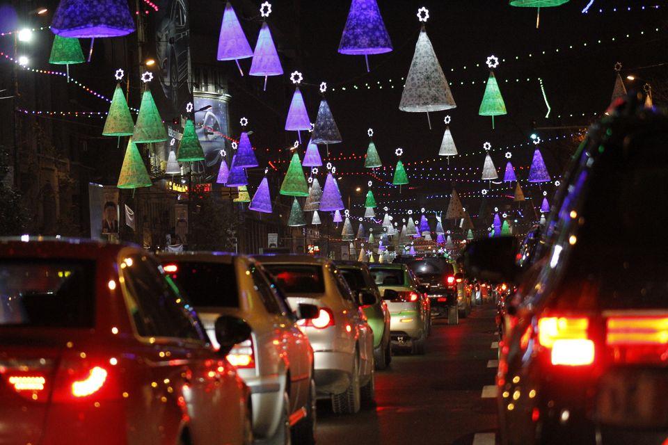Bucureştiul se &icirc;mbracă &icirc;n haine de sărbătoare! Aproape trei milioane de beculeţe vor fi aprinse luni, 30 noiembrie