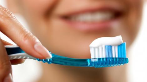 Pericol pentru sănătate! Ce se întâmplă dacă te speli pe dinți imediat după masă!