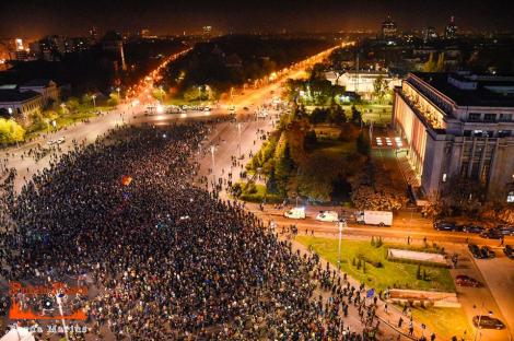 GALERIE FOTO: Cum s-a văzut protestul de la înălţime! Mii de oameni au mărşăluit în memoria victimelor din clubul Colectiv
