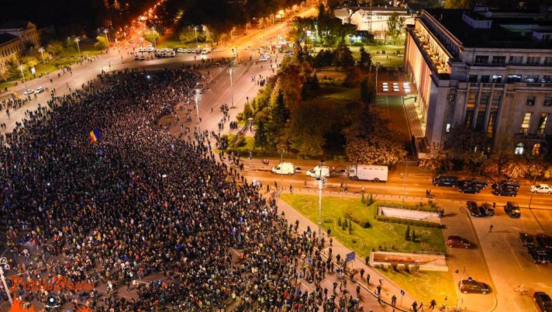 GALERIE FOTO: Cum s-a văzut protestul de la înălţime! Mii de oameni au mărşăluit în memoria victimelor din clubul Colectiv