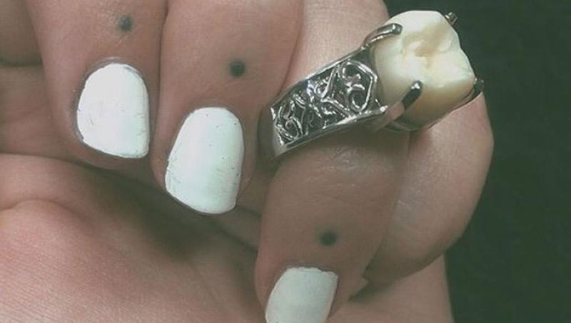 FOTO: Singura femeie din lume care nu şi-a dorit un inel de logodnă cu diamant! Cum arată bijuteria excentrică, ce are încrustată un dinte