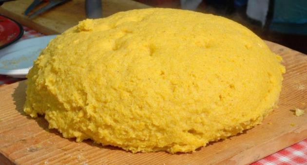 Efectele miraculoase ale mămăligii. Ce se &icirc;nt&acirc;mplă c&acirc;nd o măn&acirc;nci