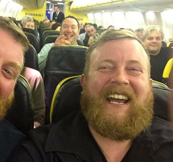 Un pasager a avut parte de o surpriză de proporții atunci c&acirc;nd și-a găsit locul din avion! L&acirc;ngă el stătea o persoană la care nu s-ar fi așteptat niciodată!