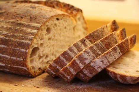 Cum să faci pâine cu doar două ingrediente! Încearcă o reţetă genială