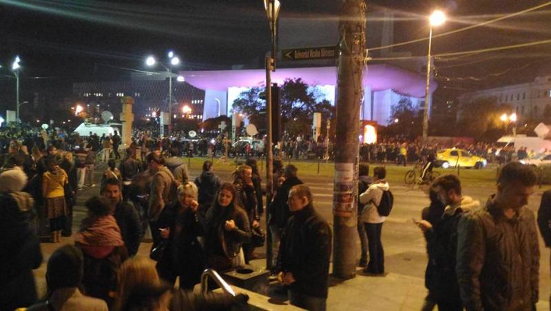 Noi proteste în Bucureşti! Momentul în care oamenii au blocat Piaţa Universităţii