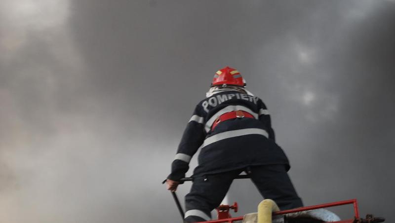 Incendiu puternic într-un bloc situat în Piaţa Romană, din Bucureşti